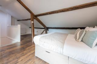 Elegant 2-Bed Retreat - Uni & LGI Location - 1
