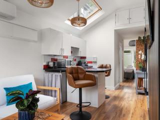 Hideaway Cosy 1 Bedroom with Free Parking - 9