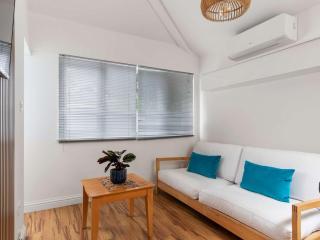 Hideaway Cosy 1 Bedroom with Free Parking - 4