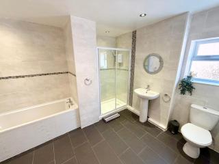 Modern 3BR House By Cozy Quarters Property Management Contractors Accommodation Norton With Parking - 2
