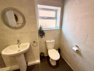 Modern 3BR House By Cozy Quarters Property Management Contractors Accommodation Norton With Parking - 1