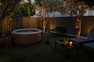 Hot Tub - 5 min to Beaches - Private Garden - Netflix - 6