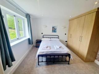 Apartment Sleeps 4 with Balcony and Parking - 6