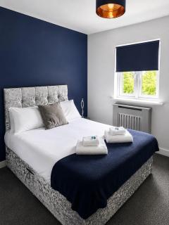 Modern 2BR Glasgow Apartment With 2 Bathrooms & Free Parking - 1