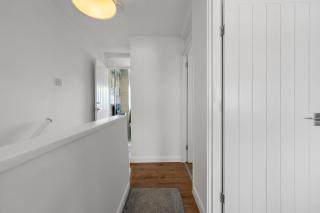 Cozy 3-Bed House Basildon - 7
