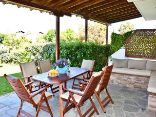 Relaxed family villa with garden, just steps from the beach in Fourka - 6