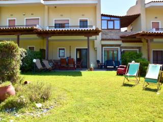 Relaxed family villa with garden, just steps from the beach in Fourka - 7