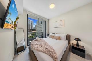 Sleek Downtown Condo w Den at 501 First - Pool Gym & Urban Views - 6