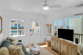 Cozy Coastal Retreat with King Bed & Full Kitchen - 6