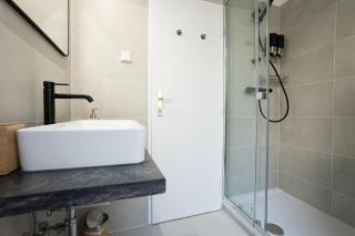 Spacious studio in prime location with queen bed - 3