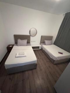 Sunny 2-Bedroom Sholan Unit with Pool View - 4