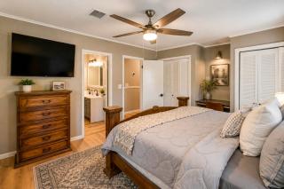 Pub, Hot Tub, Game Room, Monkey Island Waterfront - 4