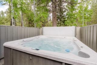 Beautiful Home withPrivate Hot Tub Deck Gas Fireplace and SHARC Passes - 9
