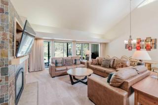 Beautiful Home withPrivate Hot Tub Deck Gas Fireplace and SHARC Passes - 9
