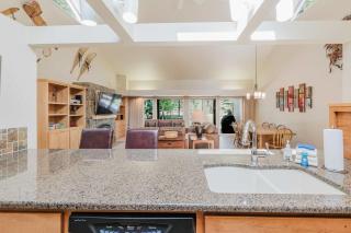 Beautiful Home withPrivate Hot Tub Deck Gas Fireplace and SHARC Passes - 1