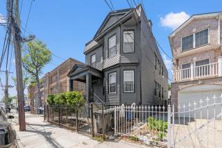 Sleeps 8, Stylish Home, Great Access NYC & EWR - 4