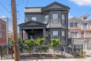 Sleeps 8, Stylish Home, Great Access NYC & EWR - 4
