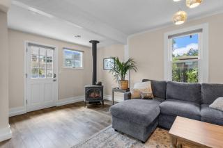 Bluebird Day - Box Factory Bungalow A charming 2-bedroom retreat - 2