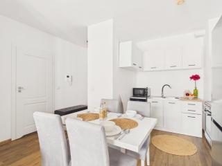 Calm & Cozy Monteverdiego Apartment by Solarento - 3