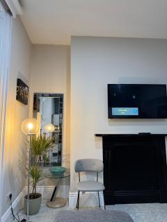 Super Luxurious 2 Bedroom Apartment with Free Parking - 7