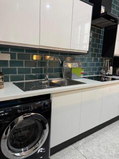 Super Luxurious 2 Bedroom Apartment with Free Parking - 5