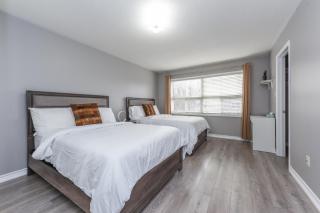 Entire 4BR 3BA Home in Mississauga, Sleeps 10, 10 mins to Pearson Airport - 8