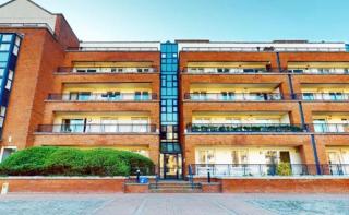 Stunning, modern city centre apartment - 9