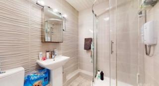 Stunning, modern city centre apartment - 8