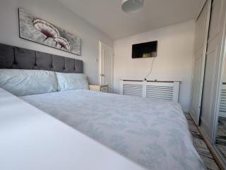 Walsall - 4 Bedroom House, Free Wi-Fi, Spacious Garden, Sleeps 9 - 4