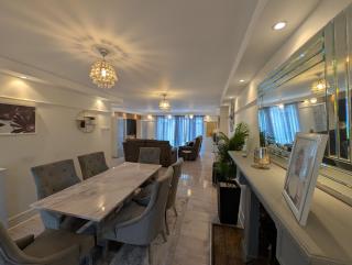 Walsall - 4 Bedroom House, Free Wi-Fi, Spacious Garden, Sleeps 9 - 2