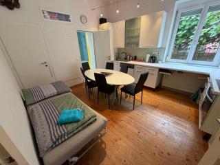 Großzügige Altbau-Wohnung mit Loggia & Grünblick - 6