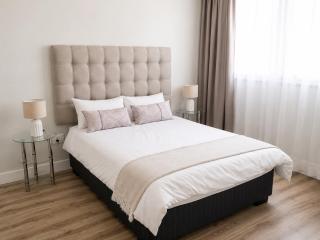 Movic's Modern Airbnb - 6