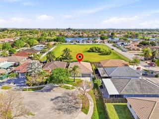 4BR Home Sleeps 14 BBQ and Outdoor Space - 3