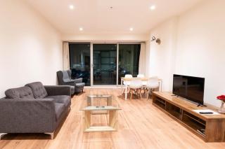 Vision 1BR Apartment – Square View & Parking - 8
