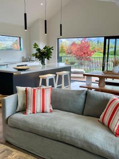 Luxury Mountain View Retreat - 0