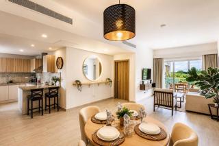 Elegant 2BR Apt, Pool and Golf Views - 2