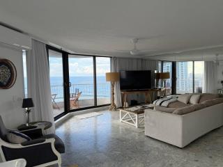 Beachside Escape, VIEWS all around, steps to beach - 3