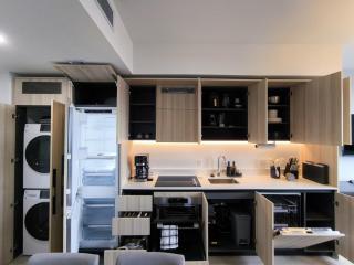 D2102 Modern Skyline Corner Suite with a Pool and Gym in Downtown Miami - 8