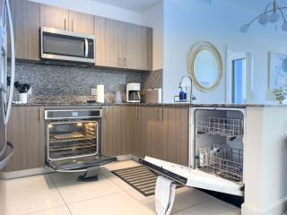 P2004 Penthouse 2BR with East Views Balcony a Pool and Gym in Doral - 4