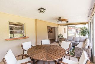 Sunkissed Sassa Cottage Sleeps 8 with fenced yard, 1 Dog Ok - 4