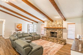 SUNKISSED SASSA Downtown Old Homasassa, Screened patio, Fenced yard, Sleeps 8 in 2 King bedrooms 1 Bunk Room, 1 Dog Ok with fee, 6 seat Golf Cart available with add-on - 7