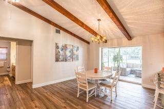 SUNKISSED SASSA Downtown Old Homasassa, Screened patio, Fenced yard, Sleeps 8 in 2 King bedrooms 1 Bunk Room, 1 Dog Ok with fee, 6 seat Golf Cart available with add-on - 2
