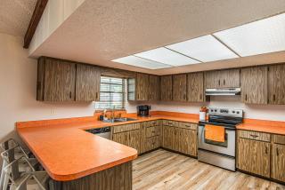 SUNKISSED SASSA Downtown Old Homasassa, Screened patio, Fenced yard, Sleeps 8 in 2 King bedrooms 1 Bunk Room, 1 Dog Ok with fee, 6 seat Golf Cart available with add-on - 1