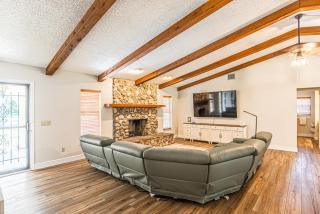 SUNKISSED SASSA Downtown Old Homasassa, Screened patio, Fenced yard, Sleeps 8 in 2 King bedrooms 1 Bunk Room, 1 Dog Ok with fee, 6 seat Golf Cart available with add-on - 4