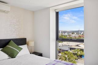 CBD Central Calm 2BR | Pool • Sauna • Parkings - 4