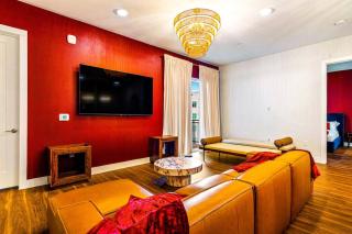 Maple and Merlot Room with Pool, Laundry, Parking - 0