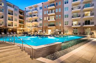Maple and Merlot Room with Pool, Laundry, Parking - 8