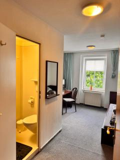 Budget Room for Workers Private Toilet & Free Parking - 9