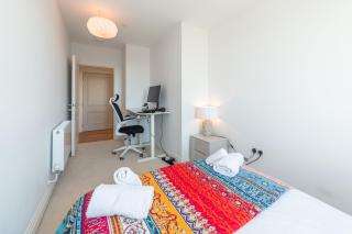 Modern Riverside Flat Balcony Central Location - Pass the Keys - 3