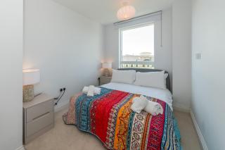 Modern Riverside Flat Balcony Central Location - Pass the Keys - 1